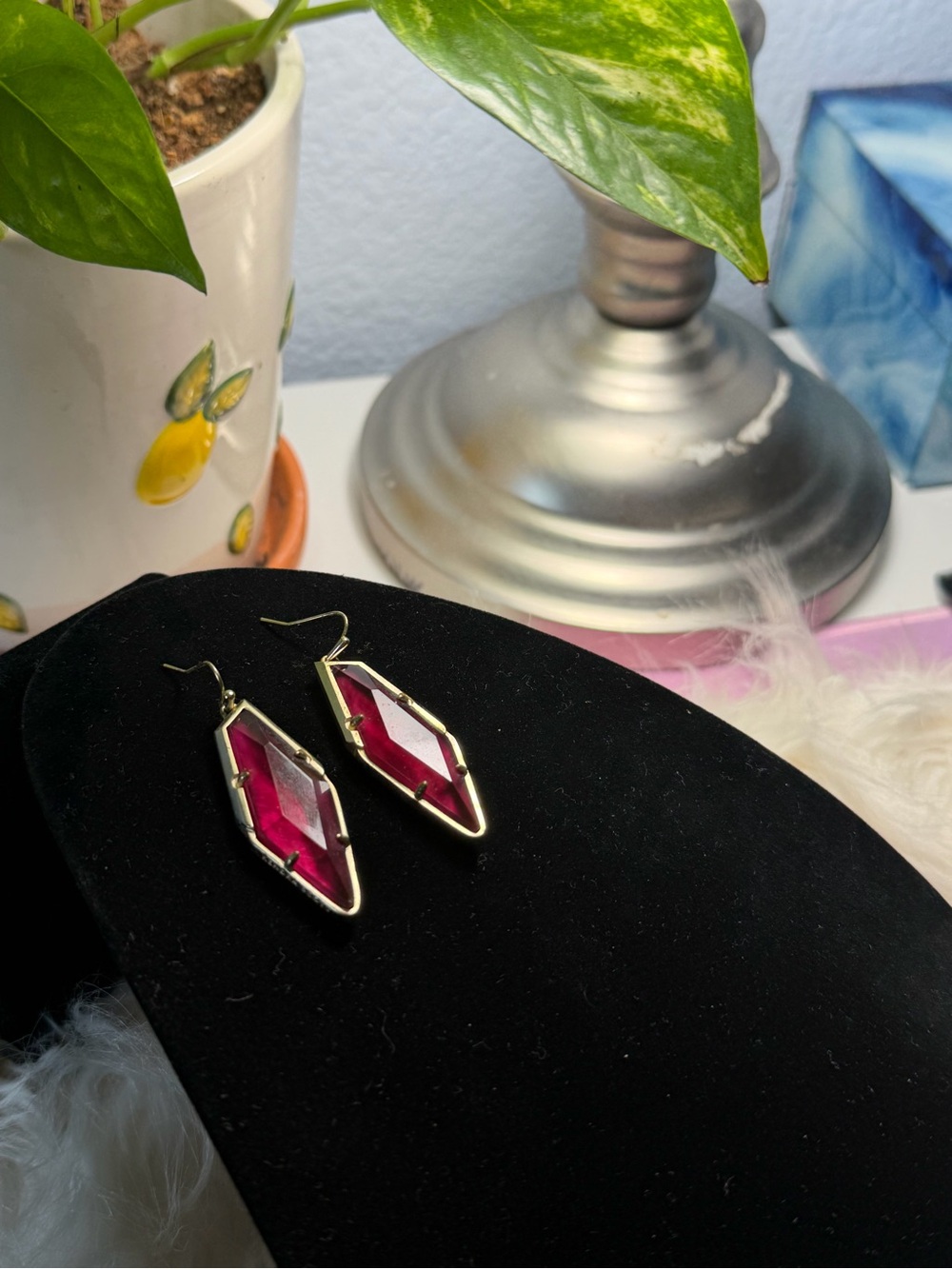 Kendra Scott Kinsley Gold Drop Earrings in Raspberry Illusion - Picture 4 of 5